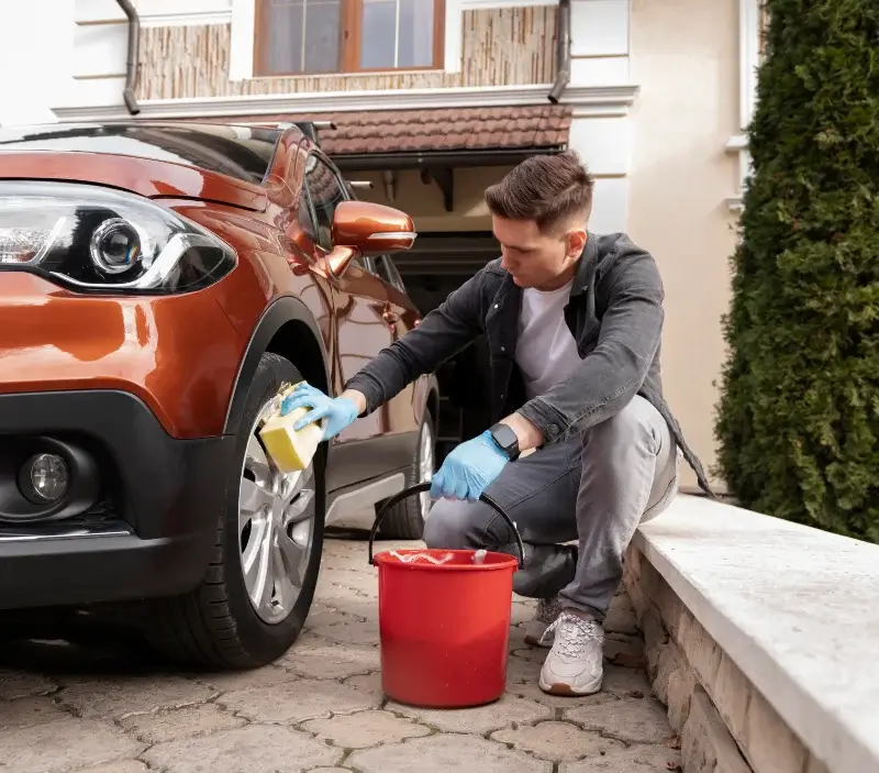 Lavage auto à domicile Sainte-Hermine : professionnel intervenant sur un véhicule